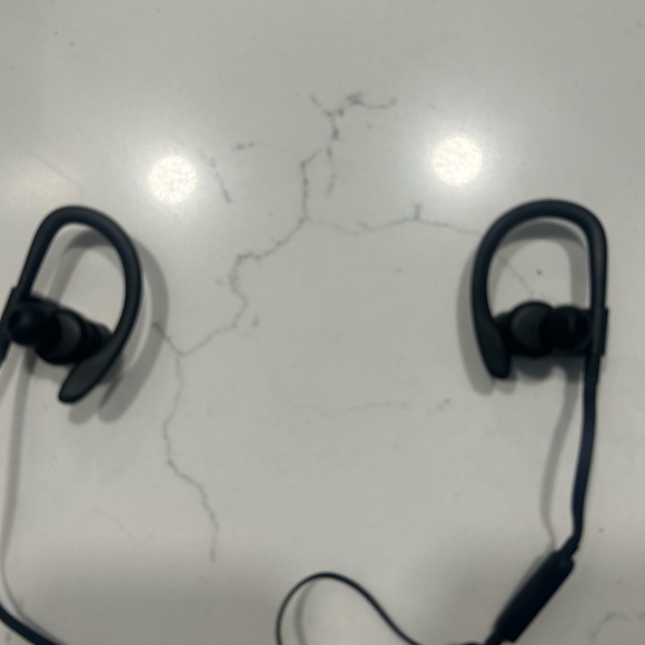 Powerbeats 3 all black with case - Picture 3 of 4